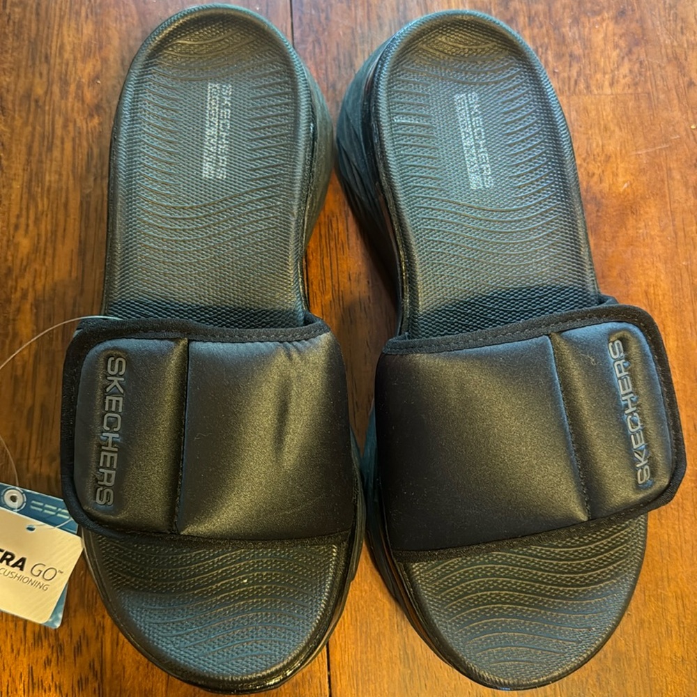 Skechers Max Cushioning Black sandals size 6